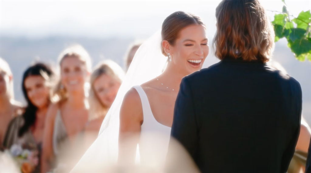 幸せな結婚式を見守る独身女性たち